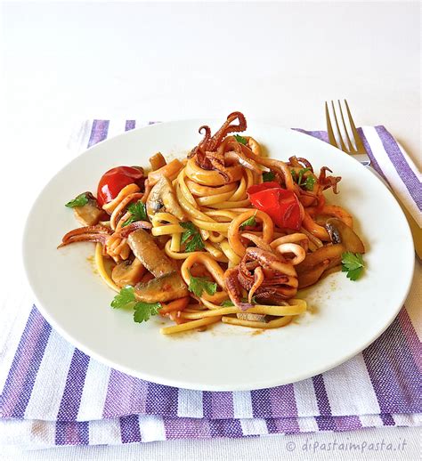 I calamari possono essere preparati in tanti modi. Di pasta impasta: Linguine con calamari e funghi | Ricette ...