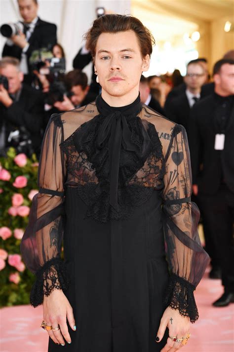 Anderson (styles inspired so many fans to diy a cardigan that the designer released the pattern!) and harris reed. Harry Styles vs. Ezra Miller: Best Dressed Genderbender