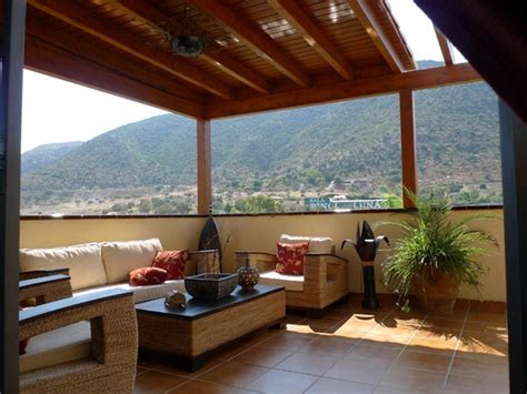 Casa quattro es una vivienda sostenible caracterizada por una arquitectura extremadamente simple. Pérgolas jardines terrazas con estilo muy modernas