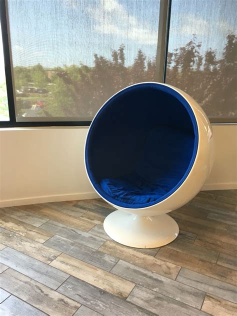 Imagine a comfortable dentist's chair with some portion of an eggshell providing shelter and privacy. Nap pod/ chill area | Nap pod, Table fan, Egg chair