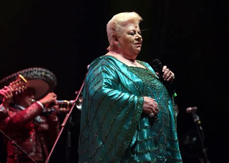 Cuenta la historia de una mujer nacida en la pobreza que con esfuerzo y después de sufrir decepciones y fracasos, finalmente logró el éxito y la fama para convertirse en una de las cantantes más conocidas de todo méxico o, como algunos la llaman, en la reina del. ¿Paquita la del Barrio está grave de salud ...