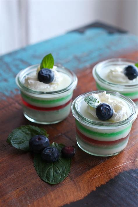 Definition, rechtschreibung, synonyme und grammatik von 'wackelpudding' auf duden online nachschlagen. Wackelpudding Schicht Dessert | Rezept | Dessert, Dessert ...
