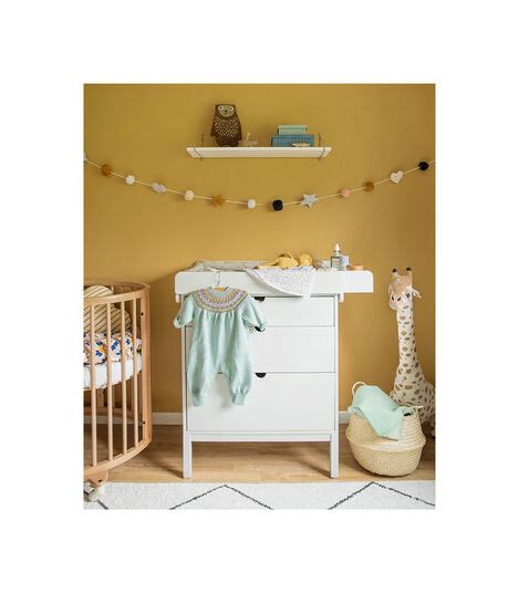 Tous d'abord, lorsque vous changerez bébé. Table à langer blanche avec matelas Stokke® Home™