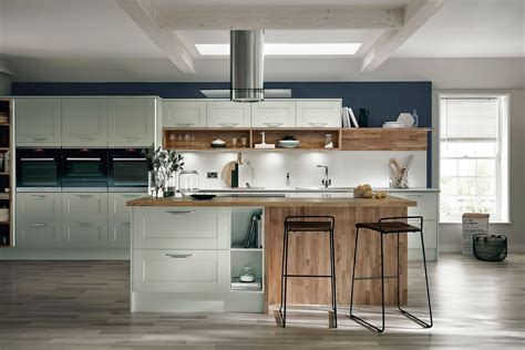 Howdens white gloss intergrated kitchen with solid oak full stave. Kitchens in 2019 | Howdens kitchens, Grey shaker kitchen ...
