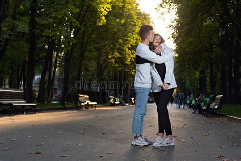 Parejas Jóvenes Felices Que Abrazan En Parque Retrato Del Mismo Tamaño Primera Fecha Imagen De