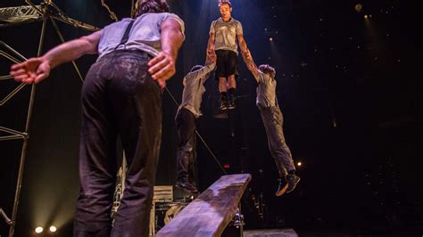 La Compagnie Québécoise Machine De Cirque Jongle Entre Gags Et Haute