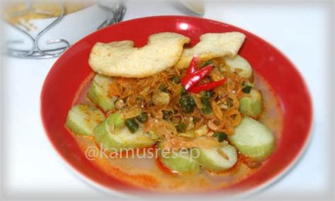 Dibandingkan dengan lontong sayur biasa, sajian ini berkuah lebih kental dan gurih, serta menggunakan lebih banyak bumbu rempah khas. Ketupat-Lontong Week NCC: Lontong Sayur Godog by Lia Asti