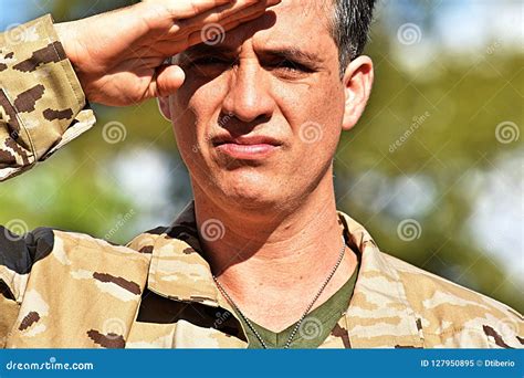El Saludar Masculino Del Soldado Imagen De Archivo Imagen De Ejército