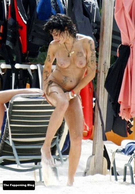 Amy Winehouse Bikini Photos Eating Photos Bikini Background My Xxx
