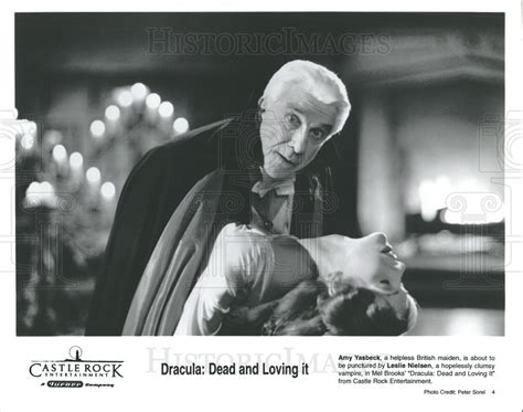 1995 Press Photo Amy Yasbeck And Leslie Nielsen Star In Dracula Dead And L