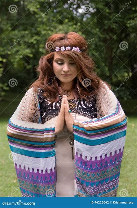 Mujer Del Hippie En Venda De La Flor Con Las Manos Del Rezo Foto De