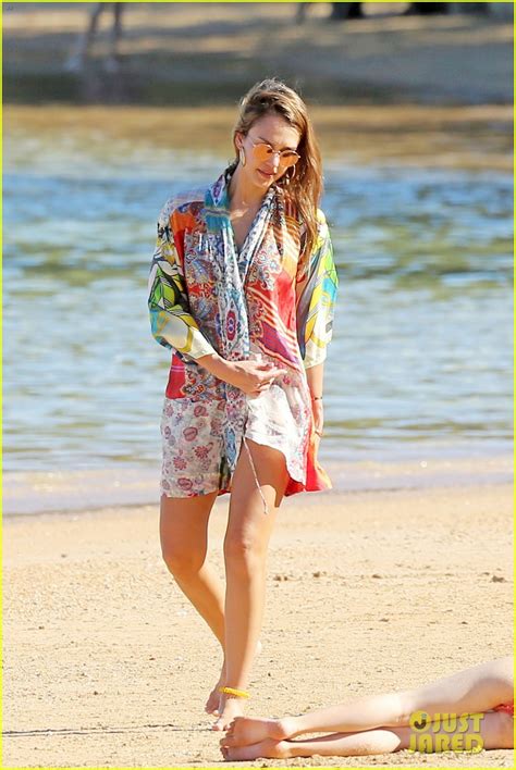 Jessica Alba Hits The Beach In A Bikini As She Ends Hawaiian Vacation