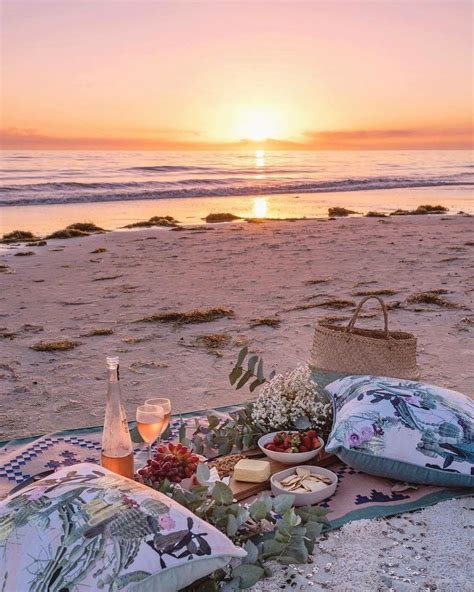 Pin By Broukpytel On Romantic Breakfast Romantic Picnics Beach Picnic Beach Tumblr