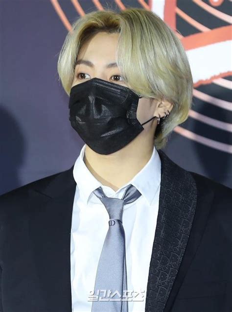 Bts Golden Jungkook With Blonde Hair 2021 Jungkook Goes Blonde And