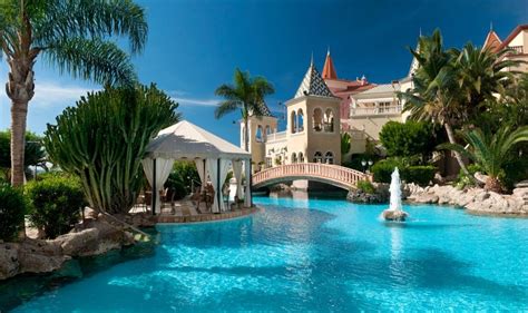 The sovereign of a small state. Bahia Del Duque Resort, hotel en Costa Adeje - Viajes el ...