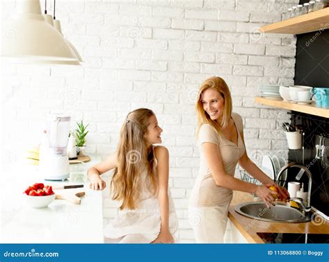 Mère Et Fille Dans La Nourriture Prepating De Cuisine Moderne Photo Stock Image Du Préparation