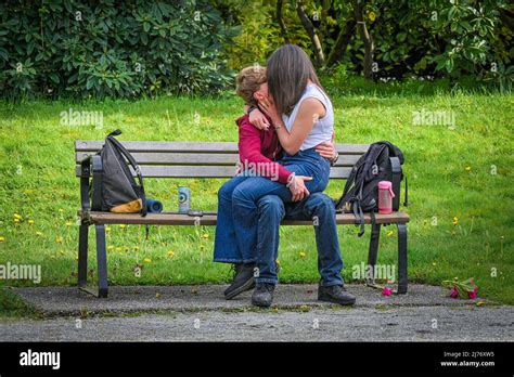 Couple Kissing Kiss Teens Teenagers Fotos Und Bildmaterial In Hoher Auflösung Alamy