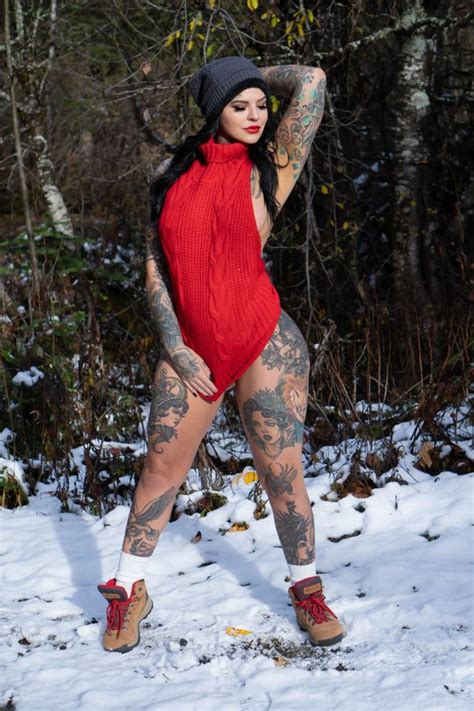 Tattoo Model Strips Off In Snow To Flaunt S Xy Inkings And Melts Hearts Holly Tales