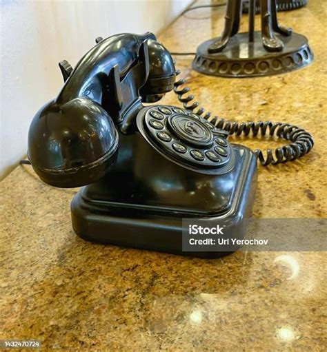 Telepon Retro Antik Di Atas Meja Dengan Atasan Marmer Foto Stok Unduh