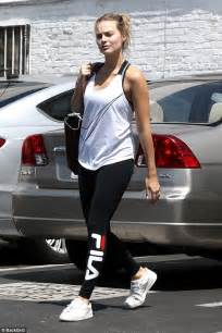 Makeup Free Margot Robbie Flaunts Fit Figure In Activewear Daily Mail