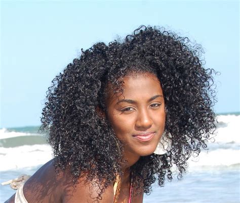 Identifying your curl shape and pattern (or patterns) is best determined while your hair is sopping wet. - Hairstyles for naturally curly hair