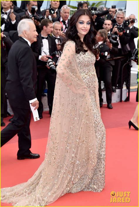 Photo Aishwarya Rai Stuns In Golden Gown At Cannes Premiere 09 Photo