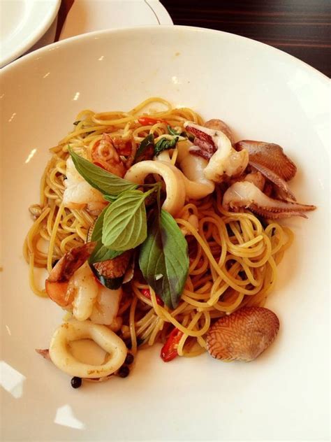 นายวรวุฒิ อุ่นใจ นักธุรกิจชื่อดังและอดีตประธานสมาคมผู้ค้าปลีกไทย โพสต์ข้อความวิเคราะห์ สถานการณ์ของภัตตาคารอาหารเอ็มเค และ ยาโยอิ หลัง. รีวิว Le Petit Si-Ph - ร้านในเครือ MK นั่งร้านไหน สั่งร้สนข้างๆมาทานได้หมด - Wongnai