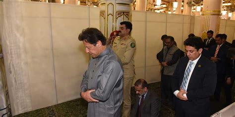 Imran Khan Offers Prayer In Roza E Rasool Saww
