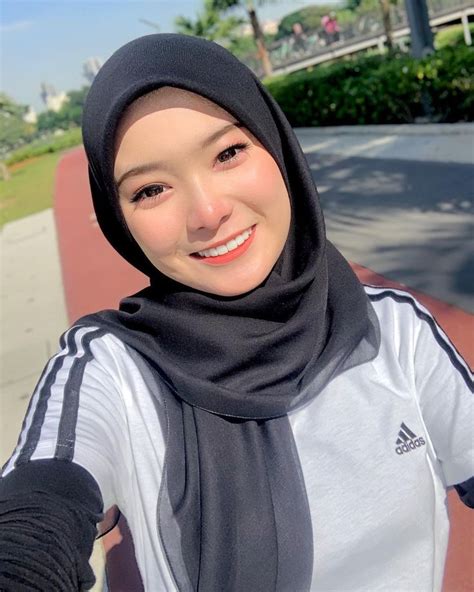 Sangapburitmuda Posts Tagged Tudung Di 2021 Gambar Gadis Cantik Hijab Chic Gaya Hijab