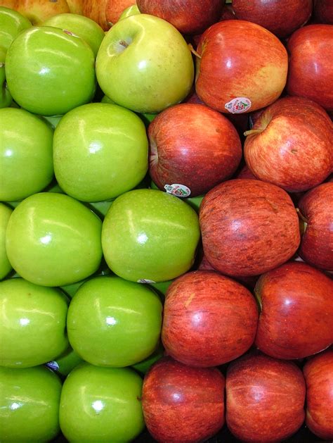 File:Assorted Red and Green Apples 2120px.jpg