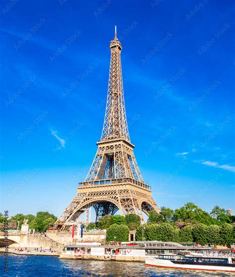 世界遺産 パリのセーヌ河岸 エッフェル塔 縦位置 Stock Photo Adobe Stock