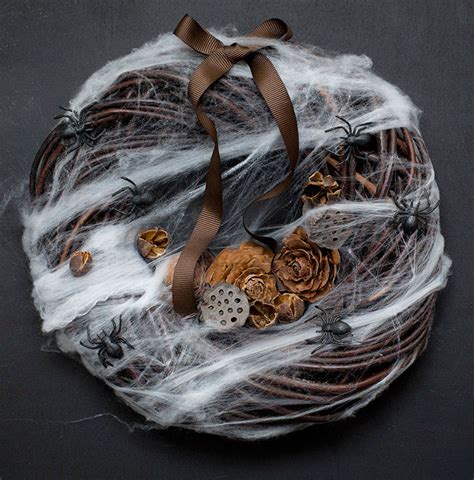 Best Creepy Wreaths Ideas For Halloween Demilked