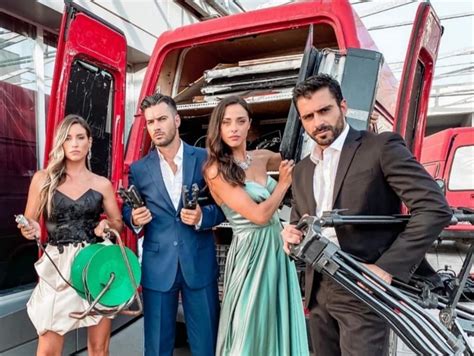Ο διάλογος του νίκου μουτσινά με follower του. ΕΛΑ ΣΤΗ ΘΕΣΗ ΜΟΥ: Η Θάλεια βγαίνει εκτός ελέγχου και ...