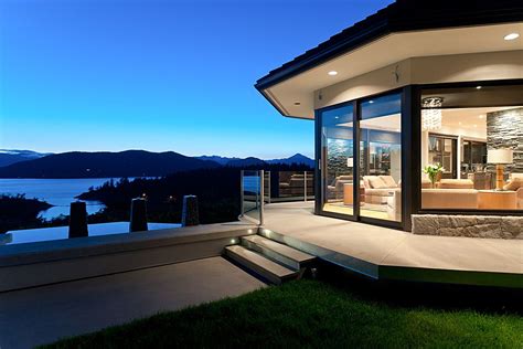 Contemporary West Vancouver Home Overlooking The Water