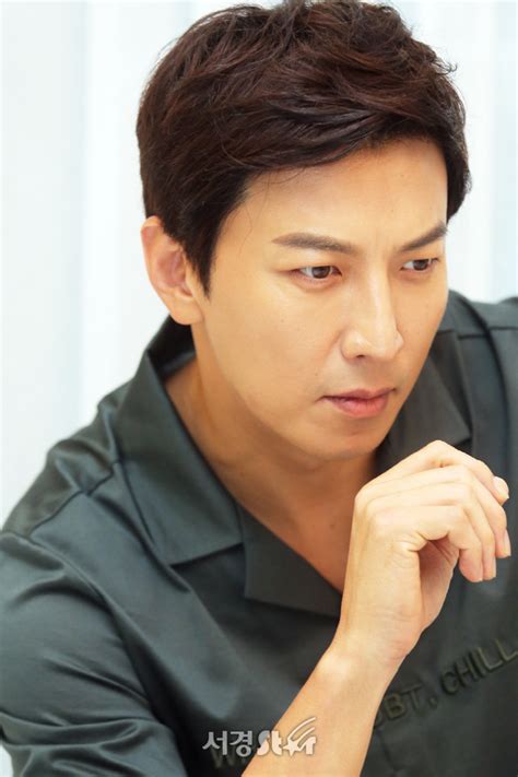 황태자가 조금 전, 그와 몹시 똑같은 생각을 했었다는 것을. SE★인터뷰 '바넘' 박건형, "믿느냐 마느냐의 싸움 ...