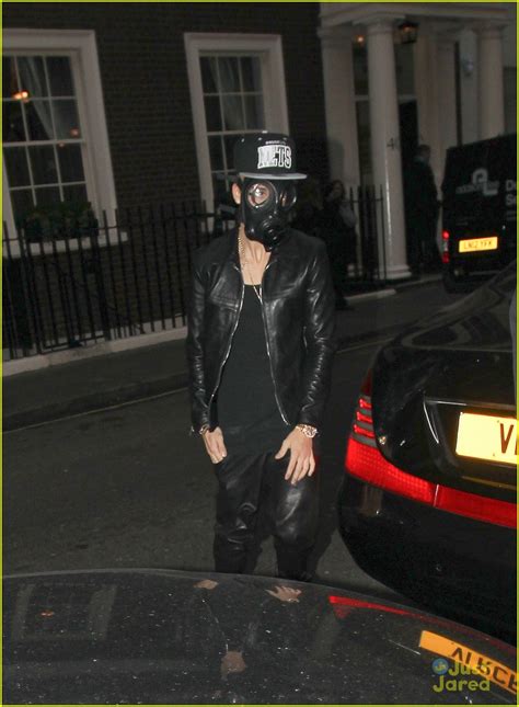 justin bieber wears gas mask while shopping photo 541144 photo gallery just jared jr