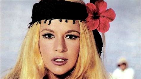 51 επιτυχίες με την αξέχαστη αλίκη. Δεν το πρόσεξε κανείς: Σε αυτή τη σκηνή η Αλίκη ...