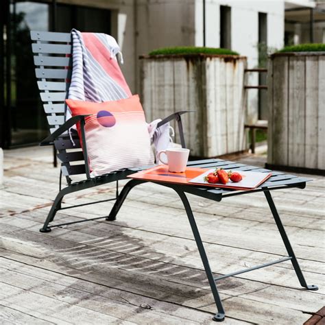 Blumfeldt sunnyvale liegestuhl sonnenliege gartenliege lounger ,verstellbare lehne in 4 stufen ,klappbares fußteil ,liegefläche 174 x 51 cm ,wasserabweisendes material ,pvc / polyester ,aluminiumrohr ,platzsparend faltbar ,armlehnen: Bistro Liegestuhl von Fermob | Connox Shop