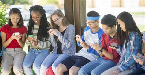 6 Stats On How Social Media Affects Teens That Parents Need To Know