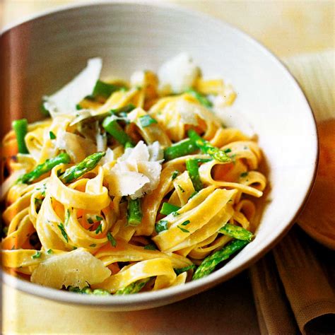 Easy Pasta Recipe: Asparagus Tagliatelle - RecipeMatic
