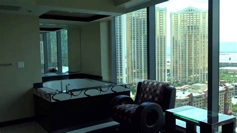 Four bedroom suites for 10 people there are 1 four bedroom suites in las vegas and 4 suites with possibility to fit 10 or more people in 3 or 4 rooms. 2 Bedroom Premier Suite Elara Las Vegas - YouTube