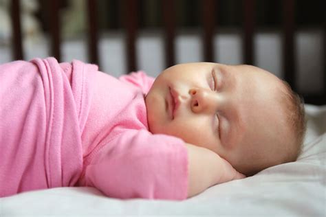 Hvor meget tøj skal en nyfødt baby have på for at være tilpas?
