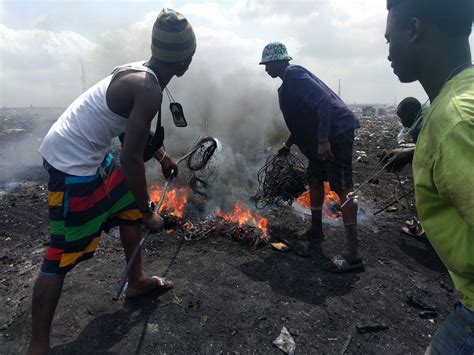Junge Männer Verbrennen Müll Um Edelmetalle In Agbogbloshie Einer Der