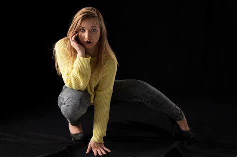 4k Blondy Blonde Girl Pose Jeans Sweater Glance Hd Wallpaper