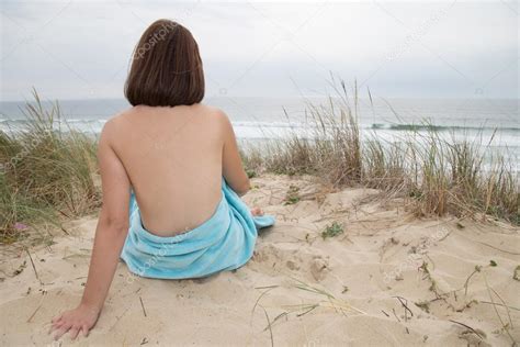 H Bsche Frau Nackt Sitzt Von Hinten Am Strand Stockfotografie Lizenzfreie Fotos Oceanprod