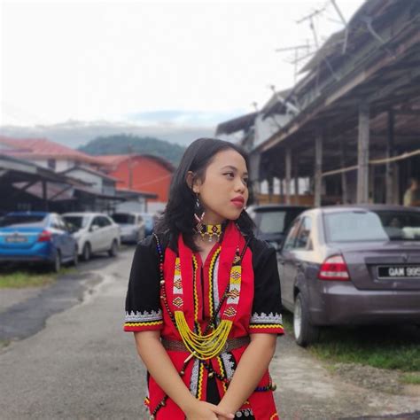 Pin By Aizat Mohd Sofian On Sarawak Bidayuh Girl Borneo Traditional Costume In 2022 Fashion