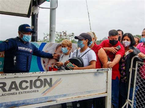 Levantan Pico Y Cédula En La Frontera Venezolanos Celebran