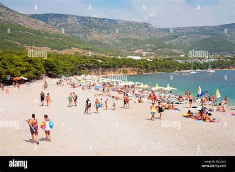 Kroatiens bekannteste Strand das Goldene Horn Zlatni Rat in der Nähe von Bol auf der Insel