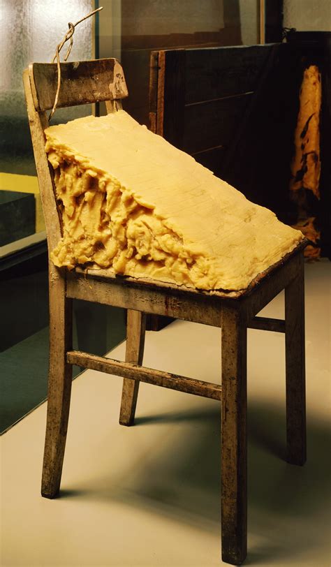 Beuys stellte 1982 fett in eine ecke. Joseph_Beuys_Stuhl_mit_Fett_1963_crop | Vagant