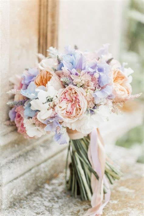 See how shades of blush, green, and antique gold created the perfect palette for a garden wedding featuring florals accented with baby artichokes and figs. 5 Ways to put the 'Spring' into your Spring Wedding